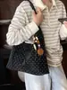 Bolsa de mano casual de gran capacidad estilo coreano, un bolso de hombro de lunares moderno y minimalista para mujer, un bolso de mano ligero y elegante para ir al trabajo