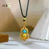 Loja de Ouro Mesmo Estilo Ouro Antigo Incrustado com Diamantes e Turquesa Pingente de Cabaça Giratório Escovado Acessórios de Sorte Estilo Chinês Venda por Atacado