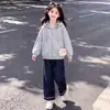 Nueva colección de primavera y otoño: Chaqueta con capucha elegante y versátil de diseño único, combinada con pantalones vaqueros - un conjunto de dos piezas para niñas
