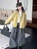 Nueva chaqueta con capucha de otoño para niñas, estilo coreano, con bloques de color, holgada y estiliza la figura, con pantalones de capullos florales, adecuada para salir