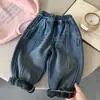 Calça jeans forrada com fleece Bangcheng para meninos 2026 novo estilo de inverno calças casuais largas patchwork para crianças calças de menino atacado