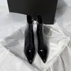Botas de Cano Curto de Salto Alto em Couro Envernizado Preto Femininas 2026 Tendência Versátil Novo Estilo Salto Stiletto Sexy Sola Vermelha Zíper Lateral