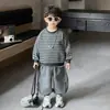 Conjunto de sudadera a rayas para niños 2026 otoño nuevo ropa holgada para niños conjunto versátil de dos piezas para bebés y niños pequeños