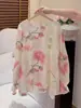 Elegante conjunto de dos piezas para mujer: camisa con bordados y protección solar y pantalones casuales de pierna ancha, un atuendo de verano único y hermoso