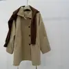 [Clássico e atemporal] Look de outono para blogueira: casaco trench coat retro de manga raglã, com corte amplo e gola longa de abotoamento simples
