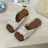 Sandalias planas de nuevo estilo estilo hada para combinar con faldas, ropa de verano para exteriores 2026, sandalias deslizables de punta abierta con lazo francés para mujer