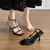 Sandalias de charol ojo de gato, 2026 sandalias de una tira transparentes color nude versátiles, suaves y elegantes, tacones de aguja cuadrados de verano