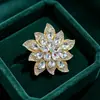 Broche de Flor de Gema Colorida com Pétalas em Camadas, Formato de Gota d'Água, Strass Colorido, Liga Metálica, Broche Corsage para Casacos Femininos, Alfinete Decorativo