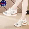 Sapatos Brancos Vazados Respiráveis Perfurados Femininos Verão 2026 Novos Confortáveis com Elástico Casual Slip-on Sandálias para Caminhada