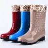 Botas de lluvia de algodón con suela gruesa antideslizante para mujer hasta la pantorrilla, zapatos de goma para cocina, resistentes al desgaste y cálidos, botas de agua para otoño e invierno, zapatos de agua para mujer