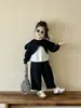 Blusas Estilo Coreano para Meninas Nova Coleção Primavera e Outono 2026 Roupas Infantis Blusas Arredondadas de Tamanho Pequeno e Médio Camisas Brancas Calças Casuais Pretas