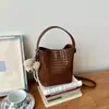 Bolso Cubo Tejido de Alta Gama con Textura, Moderno y Fresco, Bolso de Commuter de Nicho, Bolso Cruzado, Bolso de Mano Versátil para el Día a Día