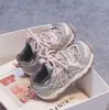 Sapatos infantis 2026 primavera e outono novos tênis leves para meninas para crianças maiores, novos sapatos versáteis de malha com malha respirável