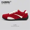 Zapatillas Casuales Universales para Hombre Otoño 2025 Nuevas con Elevador Interno Zapatos Rojos de Entrenamiento Moral Zapatos Deportivos Retro de Carreras