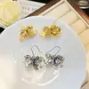 Brincos de Flor Tridimensional com Padrão de Martelo de Vento Dourado Novo Estilo Brincos de Pétala Plissada de Luxo Leve Retrô Brincos Franceses de Alta Qualidade