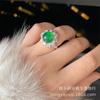El anillo de mujer de calcedonia verde hielo con incrustaciones plateadas al por mayor de fábrica es comparable al jade esmeralda, artículos de regalo de jade vivo