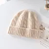 Nuevo gorro de cachemir para niños de otoño e invierno con protección para las orejas, grueso y cálido, gorro de punto trenzado con borde enrollado