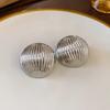 Pendientes de semicírculo de rayas de metal con aguja de plata, pendientes geométricos de temperamento de personalidad exagerada de estilo europeo y americano, nuevos pendientes de viajero de nicho.
