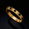 Pulsera de acero de titanio para mujer, sentido de alta gama, estilo ins para mujer, oro inmarcesible, joyería de trébol de cinco hojas, joyería de acero inoxidable al por mayor