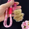 Cadena para Teléfono Oso de la Preocupación Fresa de Oro Puro Oso de Dibujos Animados Colgante Llavero Dorado Diseño Personalizado Disponible
