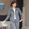 Conjunto de roupas esportivas para mulheres de meia-idade e idosas, novo estilo primavera e outono 2026, jaqueta de outono para mães, conjunto casual de duas peças com top que rejuvenesce