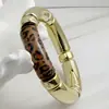 Yongge Acessórios Pulseira Tubo Curvo Estampada de Leopardo Fashion High-End Acrílico Brilhante Patchwork Redondo Color-Block Joia de Mão