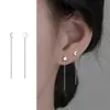 Pendientes asimétricos de estrella de cuatro puntas para mujer, elegantes y a la moda, con cadena de viento frío.