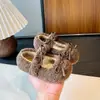 Sapatos de Lã de Cordeiro de Algodão Moda Coreana para Bebê Menina Inverno 2025 Novos Sapatos Quentes com Solado Macio e Forro de Lã com Laço Princesa
