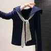Camiseta College Wubi Crab Velvet Azul Marinho Manga Longa Listrada Slim Fit Detalhe de Gravata Top Cachecol