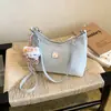 Estilo Minimalista Bolso de Cuero Suave para Debajo del Brazo Estilo Suave Casual Versátil Moderno Bolso Pequeño Cruzado Bolso de Hombro con Colgante Decorativo Femenino