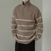 Suéter Gola Lapela Estilo Japonês para Homens, Versão Coreana de Outono, Estilo Preguiçoso Tendência, Jaqueta Tricotada Pulôver Listrado Versátil com Meio Zíper
