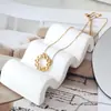 Collar Versátil de Lujo Ligero con un Toque de Alta Gama, Collar y Pendientes Trendy con Colgante Tallado de Acero de Titanio de Venta Caliente al por Mayor