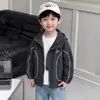 Jaqueta com Capuz Masculina Primavera e Outono 2026 Novo Estilo Roupas de Outono para Bebê Jaqueta Estilosa de Celebridade da Internet Infantil Top Tendência