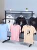 El perchero de exhibición de ropa de pie es un perchero de exhibición de acero inoxidable de doble cara tipo isla para tienda de ropa para hombres, mujeres y niños.