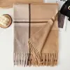 Bufanda chal cálida y resistente al frío de nuevo diseño a cuadros estilo coreano para otoño e invierno, versátil para ir al trabajo, bufanda de flecos de cachemira sintética para parejas