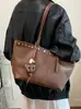 Bolsas de mano retro de nicho al por mayor transfronterizas para mujer 2026 nuevo gran capacidad remache para ir al trabajo bandolera individual para el hombro de moda