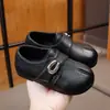 Outono 2026 Novo Estilo Coreano Moda Versátil Solado Macio Antiderrapante Velcro Casual Cor Sólida Pequenos Sapatos de Couro para Meninos e Meninas