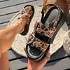 Sandálias de Verão Estilo Europeu e Americano de Uma Tira para Mulheres Novo Estilo Chinelos de Solado Grosso para Mulheres Salto Plataforma Fivela de Couro 2026 Estampa de Leopardo Moda