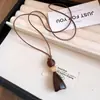 Colar com cordão de couro retrô e pingente oval, um acessório de moda luxuoso e estiloso, perfeito para combinar com suéteres, uma joia única e versátil para mulheres