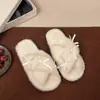 Chinelos de algodão simples para uso externo 2026, novo estilo com saia, chinelos peludos para mulheres, design de tira cruzada, coleção de inverno