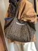 Bolso de Lona con Estampado de Leopardo para Mujer, Gran Capacidad, Nuevo 2025 Otoño e Invierno, Versátil, de Hombro, de Compras, Bolso Tote para Estudiante Universitario