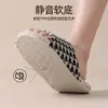 Pantuflas de cuadros tejidas de punta abierta para mujer, nuevo modelo de verano 2026, pantuflas interiores antideslizantes, transpirables, absorbentes de sudor, silenciosas