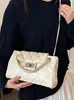 Yue Zi 2026 Verão Nova Bolsa Tote Elegante Versátil Acolchoada com Diamantes e Alça de Corrente Popular Chique Bolsa de Ombro Único Transversal