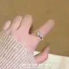 Anel Minimalista Oval de Diamante Dourado com Toque Luxuoso, Design de Ponta, Estilo de Nicho para Mulheres