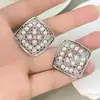 Brincos geométricos em formato de losango estilo retro francês com um elegante design oco irregular, apresentando pérolas e zircônia, são acessórios luxuosos e de alta qualidade.