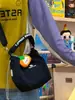 Bolso Cruzado de Tela Fresca Color Caramelo con Cordón para Mujer, Bolso de Mano Ligero de Tela Plegada para Estudiantes, Viajes Diarios y Uso Casual