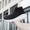 Tênis esportivo de corrida versátil e moderno para homens e mulheres plus size, tênis estiloso slip-on de malha fly para casais