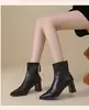 Elegante y moderno 2026 Colección de otoño/invierno estilo coreano: botines de punta fina con tacón grueso, zapatos de tacón alto de cuero para mujer, botas de ajuste ceñido