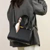 Lenço Grátis com Bolsa Kelly Platinum Transfronteiriça, Nova Bolsa Elegante Ladylike com Fecho de Comércio Exterior, Bolsa de Ombro e Mão da Moda para Mulheres