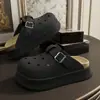 Zapatos perforados de suela gruesa para mujer, verano, lindo osito, EVA antideslizante, estudiante, playa, puntera cerrada, sandalias estilo Birkenstock